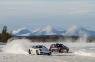 To faste festivalløver i pen sladd med Sølen bak. Roy Hansen og Finn Arne Sivertsen er alltid på plass, alltid i godt humør og behersker kunsten å kjøre på is!